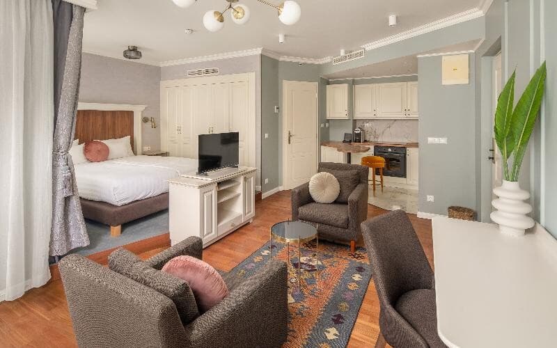 Queen's Court Hotel & Residence